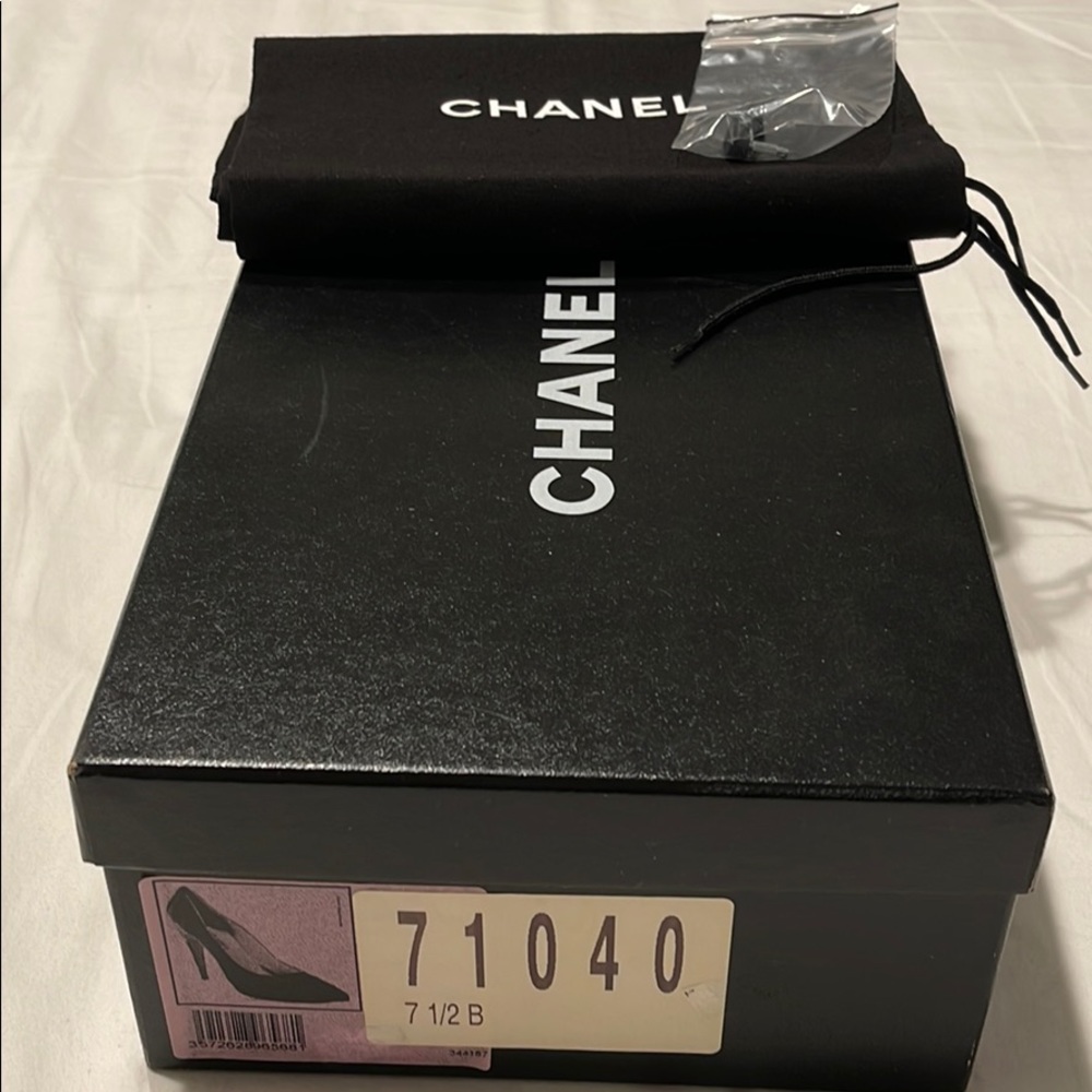 CHANEL Black suede pumps with leather toe size 7.5 - Picture 6 of 6